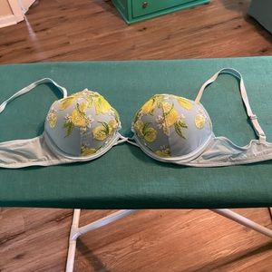 Beautiful 34B Victoria Secret push up bra